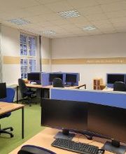 Zwickau Mehrere PC-Arbeitsplätze mit Monitor und Stuhl