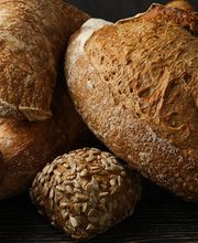 BÄCKEREI / BAKEOFF
In unserem Markt finden Sie eine Bäckerei und einen Backshop. In beiden wird mehrmals täglich frisch für Sie gebacken und Sie erhalten eine Auswahl aus diversen Brötchen, Broten, Baguettes, Brezeln und süßen Gebäcken. Die Bäckerei lädt zum Bleiben ein und bietet Ihnen Sitzplätze. Zum Kaffee eignen sich am besten Kuchen und Torten oder auch einfach ein belegtes Brötchen. Den Kaffee gibt es auch zum Mitnehmen. Gönnen Sie sich eine Auszeit!