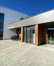 Eingangstür mit großer Glasfront