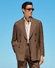 This mid brown suit is cut to a tailored fit with a natural shoulder, offering a slim chest and waist. Paired with straight leg trousers featuring a flat front and belt loops for a clean look.