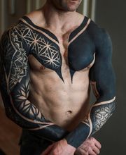 massives Cover Up. Heavy blackwork Elemente, aber auch Mandalas und geometrische Formen. Starke Kontraste, viel Symmetrie.