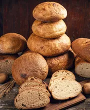 Bäckerei
In unserem Markt findest du vor den Kassen auch eine Bäckerei. Hier kannst du im Innen- und Außenbereich Platz nehmen, um dich zu entspannen. Dabei genießt du vielleicht einen Kaffee (auch to go) und dazu ein leckeres Stück Kuchen oder ein belegtes Brötchen zum Frühstück.
