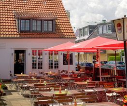 Unsere Gartenterrasse
Lassen Sie sich in unserem schönen Außenbereich bei geselliger Atmosphäre kulinarisch von uns verwöhnen.
In den Sommermonaten genießen Sie unser Angebot inmitten der schönen Gartenterrasse des Mühlenhofs.
Sei es bei einem Kölsch, einem kühlen Erfrischungsgetränk oder beim leckeren Snack – Bei frischer Luft und Biergartenatmosphäre können Sie ganz entspannt den Abend oder Sonntag bei uns verbringen.