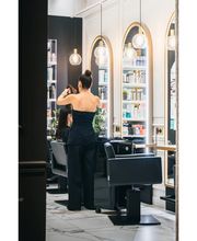 Coupe de cheveux réalisée par une coiffeuse chez Jean Marc Joubert