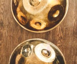 Die Extended Scales Handpans besitzen zusätzlichen Tonfeldern auf der Unterseite der Handpan - sogenannten Bottomnotes. Zu diesen gehören Handpans ab 12 und bis zu 24 Tonfeldern.
Diese Instrumente ermöglichen eine größere Variabilität in der Spielweise und ein größeres Spektrum zum Komponieren. Durch die erweiterte Anzahl an Tonfeldern entstehen weitere Tonfolgen (Scales/Stimmungen), als die vorgegebene Stimmung.
Du kannst die Extended Scales Handpan im Handpan Showroom Stuttgart ausprobieren und kaufen oder bei www.Handpan.World online bestellen.