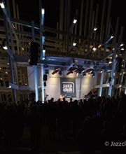 Jazz ist alt, Jazz ist neu, Jazz ist Vielfalt, Jazz ist für Alle – Unser Programm zeigt den Jazz in all seinen Spielarten: Traditionelles neben Innovativem, Grenzgänger neben Weltstars der Szene und Nachwuchskünstlern aus der Region. Unser Engagement gilt einer starken, gesunden und vielfältigen Musikszene, einer musikbegeisterten und motivierten Jugend sowie dem Ziel, Karlsruhes Kulturangebot um hochwertige Konzerte zu bereichern und unserem Publikum den besonderen Jazzmoment zu ermöglichen. Jazz ist unsere Leidenschaft.