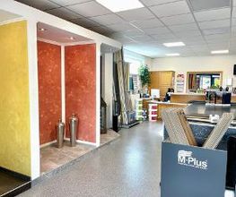 Ausstellung von Maler Salzmann in Berka/Werra mit Musterflächen für Wand- und Raumgestaltung. Gezeigt werden Farben, Tapeten und verschiedene Oberflächen sowie Möglichkeiten für Putz- und Spachteltechniken und Bodenbeläge.