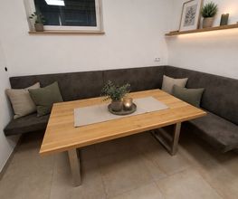 Tisch mit Polsterbank