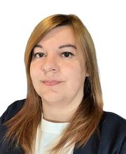 Frau mit langen, dunkelblonden Haaren.