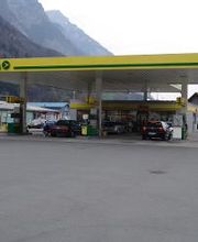 AGROLA Tankstelle mit LAVEBA Shop in Flums. Grosse Überdachung mit drei Tanksäulen. Links ist Gebäude mit LANDI Laden