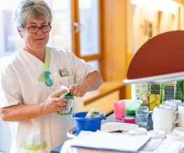 Verpflegungsassistentin bei der Vorbereitung des Patientenessen