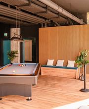 Billiardtisch und Dart im Stayurban in Nürnberg