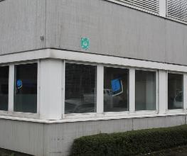 Fenster eines Bürogebäudes mit aufgeklebtem WBS-Logo
