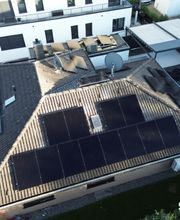 Eine_Photovoltaikanlage_in_Koeln_Ost_West_Sued_Seite_abgedeckt - Kopie.png