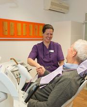 Zahnarztpraxis Dr. Bettina Hartmann-Kirschke AG Bild 3