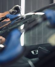 Handwerkliche Präzision beim Frontscheiben-Service in Bietigheim-Bissingen und Umgebung. Die Nutzung professioneller Scheibensauger sichert einen exakten und spannungsfreien Sitz der neuen Verglasung für maximale Fahrsicherheit.
