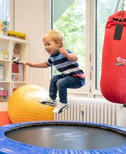 Junge beim Trampolin springen