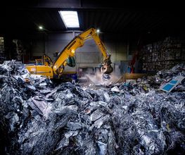 Geelhoed heeft al meer dan veertig jaar ervaring met het persen van metalen. Onze aanpak staat garant voor efficiëntie in handling, transport en export. Onze medewerkers zijn dagelijks bezig met metalen persen (pakketteren).
