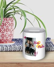 Selbst gestaltete Spardose mit Foto. Deine beste Freundin oder dein Bruder hat Geburtstag? Fehlt dir noch ein passendes, persönliches Geschenk? Dann ist diese Spardose mit Namen die perfekte Lösung! Porzellan 95 mm Höhe, 80 mm Ø, ca. 300 g Gewicht.