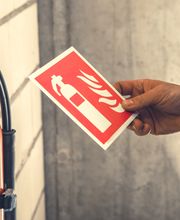 Wir installieren Ihren Feuerlöscher und auch die passende Beschilderung