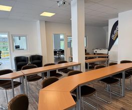 Academy Fahrschule Baumann - Stuttgart Vaihingen - Moderner Unterrichtsraum einer Fahrschule in Stuttgart-Vaihingen mit mehreren Sitzplätzen, Lernbereich und angenehmer Umgebung für Fahrschüler.