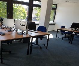 Schulungsraum mit mehreren PC-Arbeitsplätzen.
