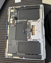 Interior de um MacBook Air M1 com bateria original durante serviço de troca realizado por assistência técnica especializada.