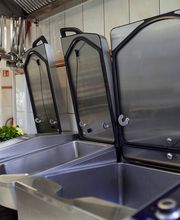 Hygienischer Arbeitsbereich in einer professionellen Küche