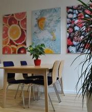 Aufenthaltsraum mit Tisch und mehreren Stühlen.