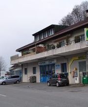 AGROLA Tankstelle in Mollis, bei Wohnhaus neben Garage. Eine Tanksäule mit Zahlterminal. Neblige Bildaufnahme.