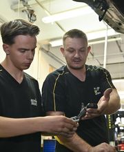 Der Werkstattchef mit dem Lehrling