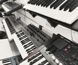 Eine Auswahl an Tastensynthesizern kann man bei uns nicht nur kaufen, sondern auch mieten!