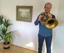 Das Bass-Flügelhorn wird aktiv gespielt und steht im Mittelpunkt der Aufnahme.