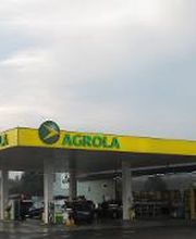 AGROLA Tankstelle in Rothenburg; regnerische Aufnahme, rechts Autos geparkt und daneben TopShop Laden