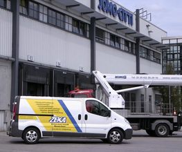 Firmen-PKW vor JomoCittie.jpeg