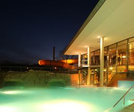 Schwimm- und Attraktionsbecken in der Therme Obernsees