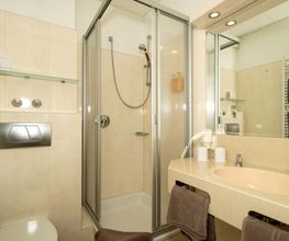 Bad Doppelzimmer zum Garten - Boutique Hotel Rosengarten Hamburg