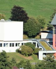 Die Evangelische Johanneskirche wurde 1964 in Hanglage erbaut. Kirche, Kirchturm, Gemeindehaus, Gemeindebüro und Pfarrhaus bilden eine baulich miteinander verbundene Einheit. Eine breite, überdachte Treppe mit mehreren Kommunikationsflächen bildet den Verkehrsweg. Alle Gebäude, inkl. des Kirchturms, verfügten ursprünglich über ein Flachdach. 1998 wurde der Kirchturm um einen hölzernen Glockenkäfig mit pyramidenförmiger Dachkonstruktion aufgestockt. Das ganze Ensemble ist schlicht gehalten. Beton ist das hervorstechende Baumaterial.