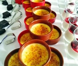 Hausgemachte Crème Brûlée und Dessert-Variationen im Glas von Christians Catering in Bernburg. Süße Highlights für Ihr Hochzeitsbuffet, Jubiläum oder Firmenevent.