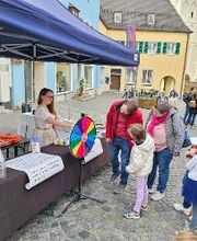 Verkaufsoffener Sonntag. Fetzer immer mit einem Stand vor dem Geschäft! Hier mit dem Glücksrad ohne Nieten und für die Tafel Moosburg der Erlös!