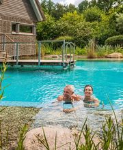 Schwimmen im Naturbadeteich des WALD SPA im BEECH Resort Plauer See