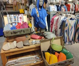 Neben Bekleidung finden Sie auch Accessoires & Taschen bei uns im Sortiment. Hier zeigen wir unser Must-Have der Saison: Crossbody-Bags mit austauschbaren Trageriemen