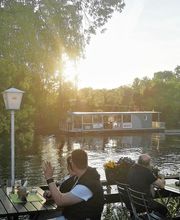 Schlammbeißer vor dem Hotel