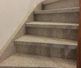 alte Holztreppe im Treppenhaus mit Steinteppich
