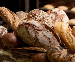 Bäckerei und Backshop
Beim Betreten unseres Marktes steigt Ihnen gleich der Duft frischer Backwaren in die Nase. Unsere Vorkassenbäckerei Stölzel verführt Sie mit frischem Brot, knackigen Brötchen und süßen Köstlichkeiten.