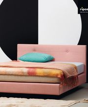 Dem Aurora Relax sieht man nicht an, was in ihm steckt. Das Boxspring-Bett mit auf Knopfdruck verstellbarer Automatik fasziniert mit seinen leichten Proportionen und seiner schwebenden Optik.
