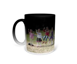 Zaubertasse mit Foto bedrucken Zaubertasse bedrucken. Gestalte Deine Ideen mit eigenen Fotos, Logos und den Namen Deiner Freunde. Der Aufdruck wird erst sichtbar, wenn ein heißes Getränk eingefüllt wird. So oft Du willst!