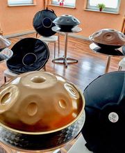 Du weißt nicht, worauf du bei der Anschaffung einer Handpan achten solltest? Kein Problem, wir helfen dir gerne mit unserer Expertise weiter und nehmen uns Zeit, die optimal zu dir passende Handpan zu finden.