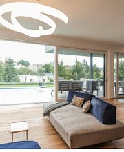 Klare Formen, modernes Design und grossflächige Verglasung: Genau so, wie wir es mögen.