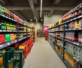 GETRÄNKE
In den Getränkeregalen warten auf Sie viele Erfrischungen wie Wasser, Säfte, Softdrinks und Schorlen von vielen Herstellern und in unzähligen Geschmacksrichtungen. Beim Nationalgetränk Bier steht Ihnen eine große Vielfalt zur Wahl. Auch viele bayrische Biere sind darunter wie das Lausitzer Bier. Bei unserer Weinauswahl können Sie Ihre Blicke weit schweifen lassen – von regional bis international. Spirituosen sind ebenfalls vielfältig vorhanden – von Likör bis Kräuterschnaps, von Gin bis Whisky!
Unter allen Getränken sind diverse regionale Anbieter vertreten und auch vorgekühlte Flaschen und Dosen erhalten Sie bei uns. Für den großen Durst empfehlen wir die praktischen Kästen!
